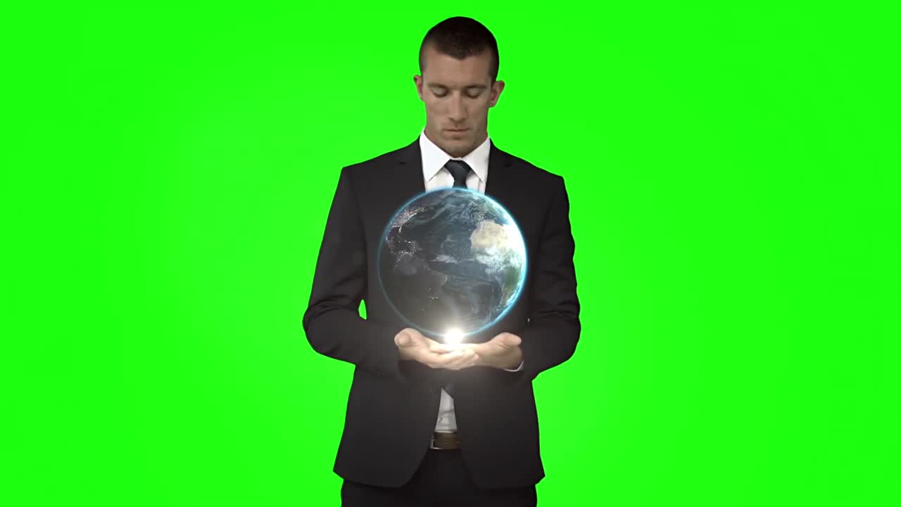 hombre de negocios con animación de globo en frente de la pantalla verde