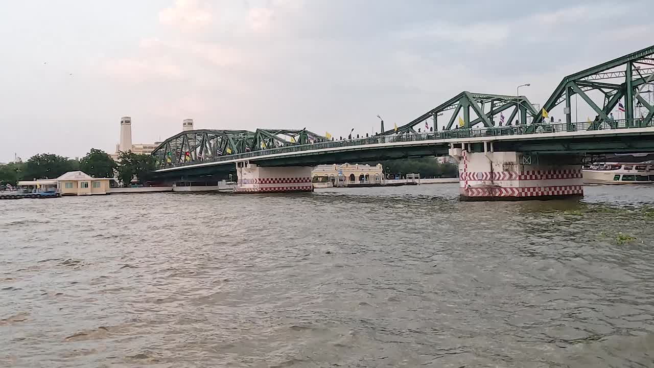 고요한 강 풍경과 상징적인 다리 전망