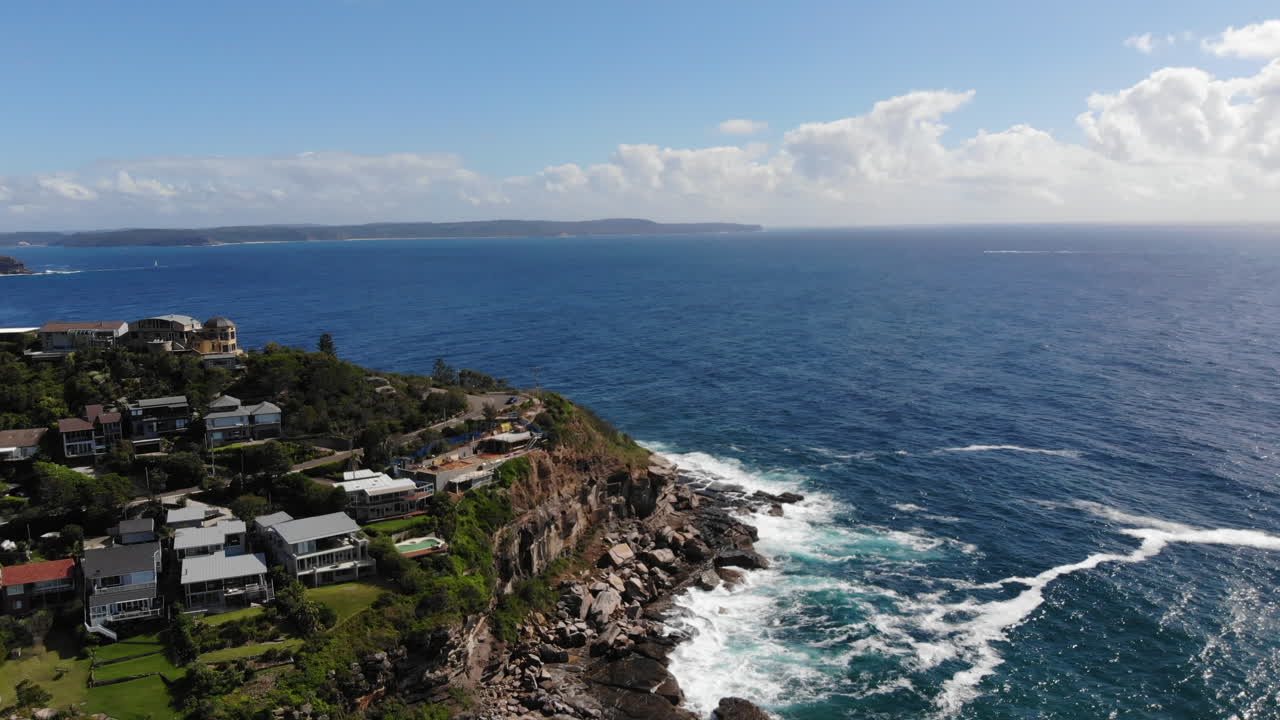 hermosa vista aérea de casas en el acantilado, costa de la playa de avalon, australia