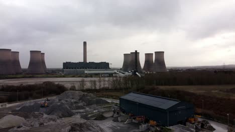 Blick-Aus-Der-Luft-Auf-Den-Standort-Eines-Kohlekraftwerks,-Die-Skyline-Der-Fiddlers-Fähre-Mit-Bewölktem-Schornstein