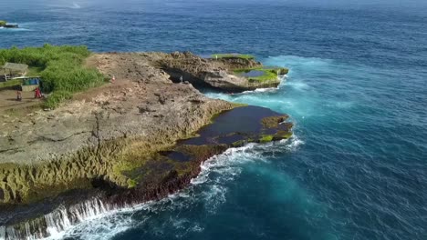 Wunderbare-Luftaufnahme,-Flugpanorama,-Übersicht,-Drohnenaufnahme,-Große-Meereswellen,-Die-Gegen-Mittag-Auf-Die-Felsen-Von-Devil&#39;s-Tear-Am-Klippenstrand-Von-Lembongan-Krachen,-Bali-2017,-Film-Von-Philipp-Marnitz