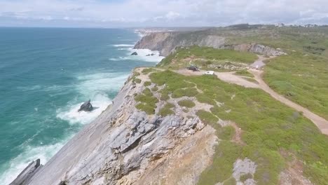 Antena-En-La-Región-De-Cueva-De-Roca-A-Lo-Largo-De-La-Costa-Atlántica-De-Portugal-1