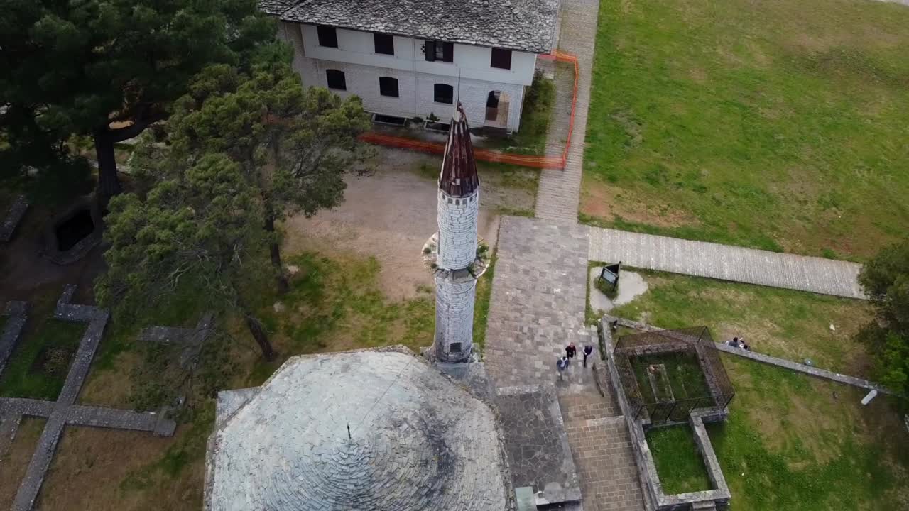 Glat filmisk luftbillede i kredsløb, der viser den historiske Fethiye-moské og Ali Pasha-graven inden for stenmurene af Its Kale-citadellet i Ioannina, Grækenland.