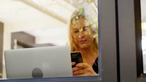 mujer hermosa usando teléfono móvil 4k