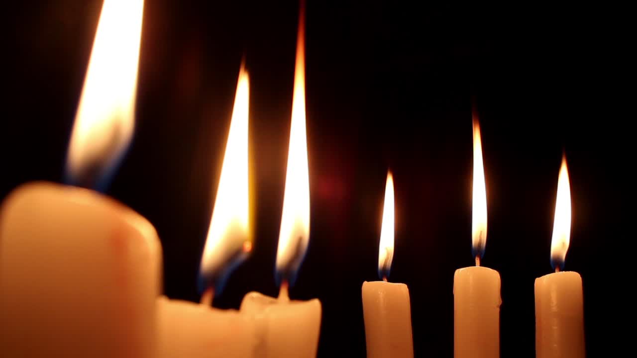 Candele accese su sfondo nero 8