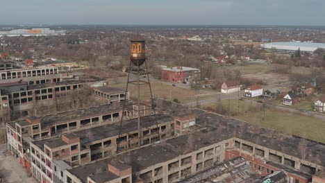 Vista-Aérea-De-La-Dilapidada-Planta-Automotriz-Packard-En-Detroit,-Michigan