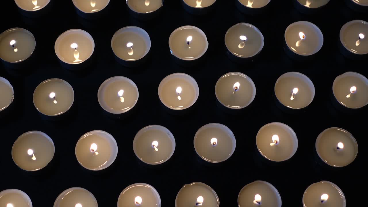 Candele su sfondo nero