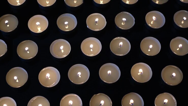 Candele su sfondo nero