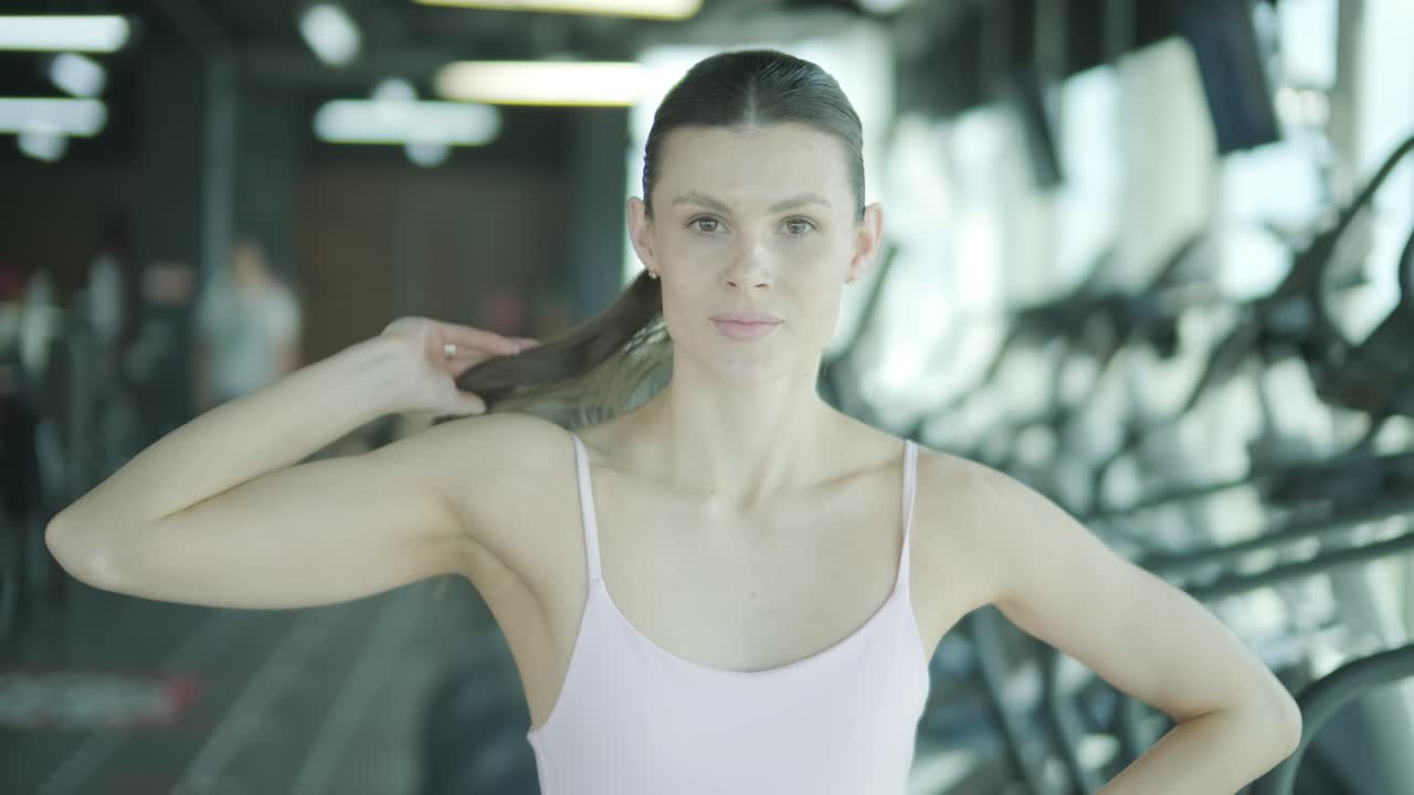 체육관 에서 스트레칭 하는 여자