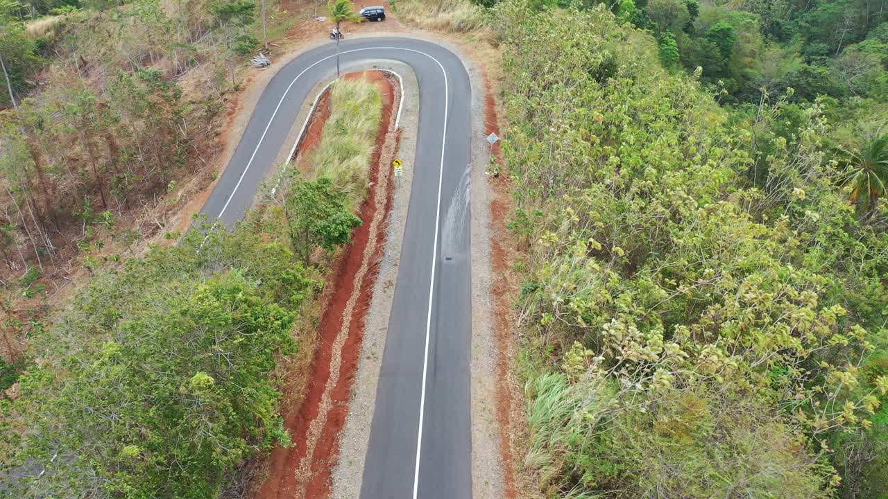 camino de montaña con motociclista
