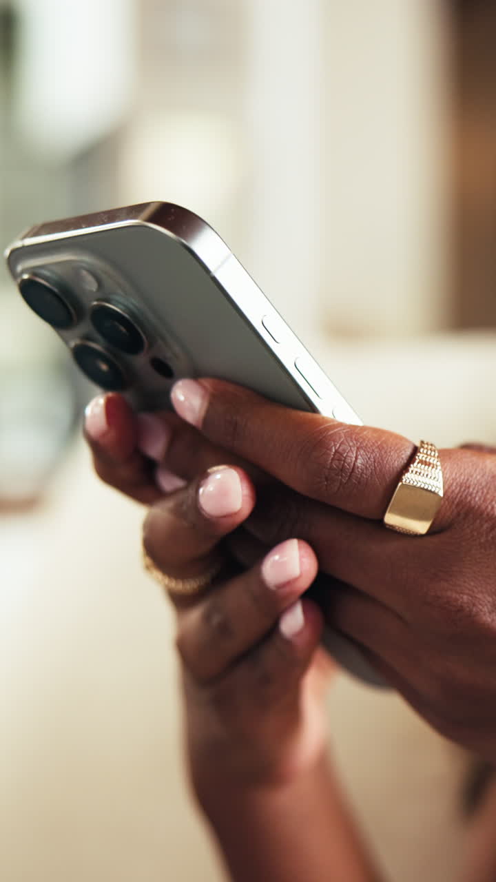 Nærbillede af en person, der holder en iPhone