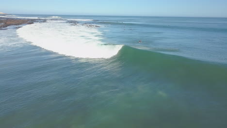 dramática antena de surf a lo largo de la costa de sudáfrica