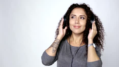 mujer con auriculares escuchando música bailando