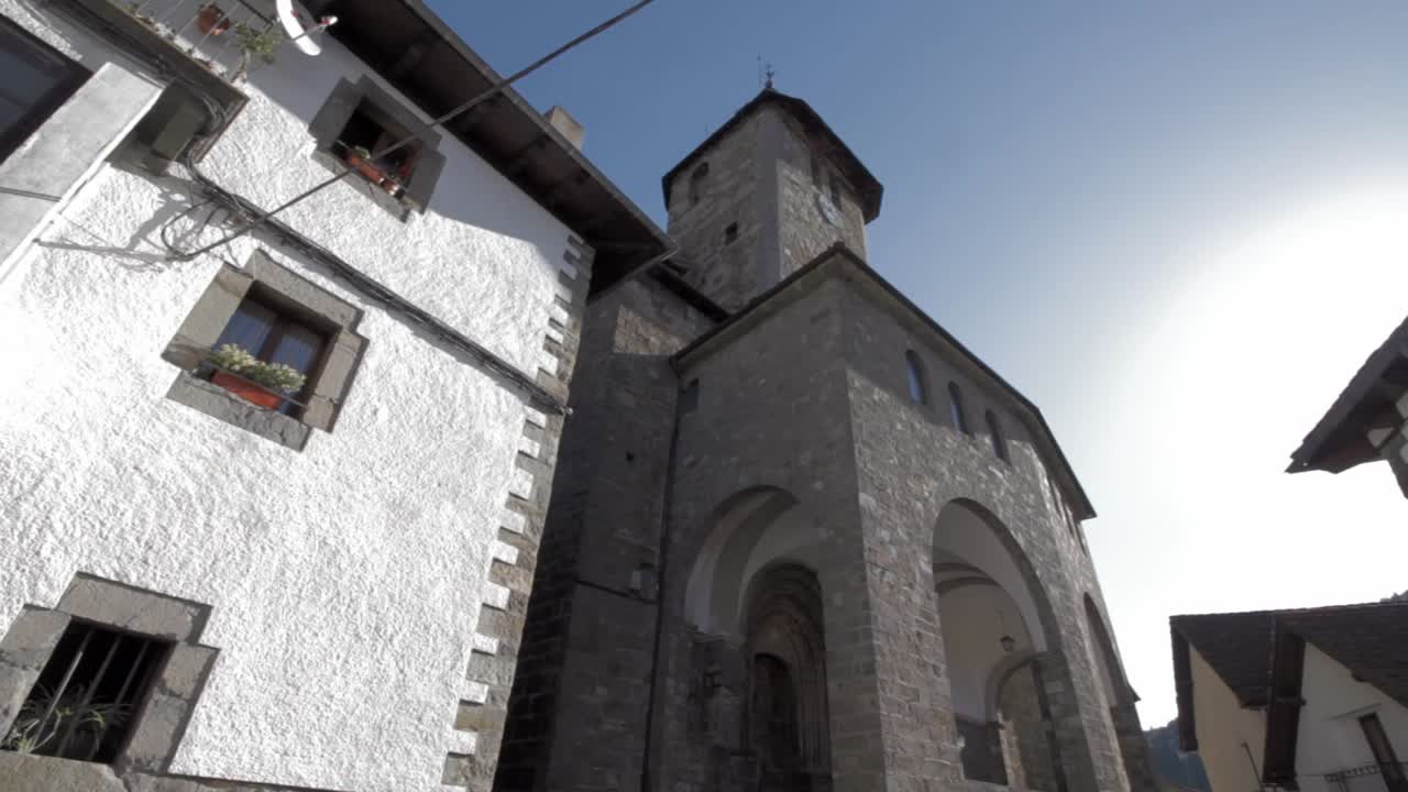 otsagabia의 교회와 집 - ochagavía, navarra, spain