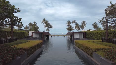 Blick-Auf-Den-Riesigen-Swimmingpool-Mit-Strandkorb-Im-Sommerurlaub