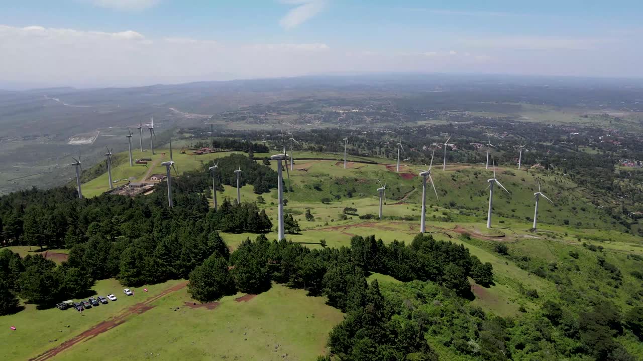 drone pasando sobre la estación de energía eólica en nairobi kenia, estación de energía de molino de viento en nairobi kenia