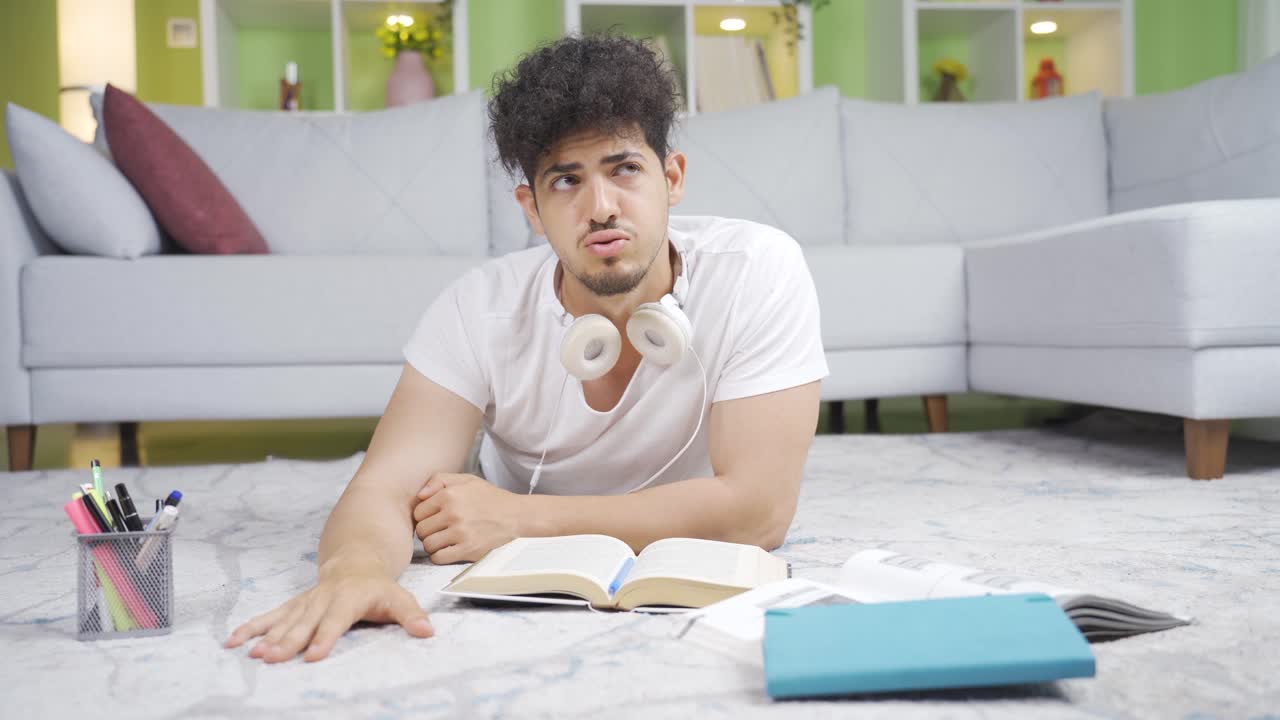 joven reprochando lecciones y exámenes.