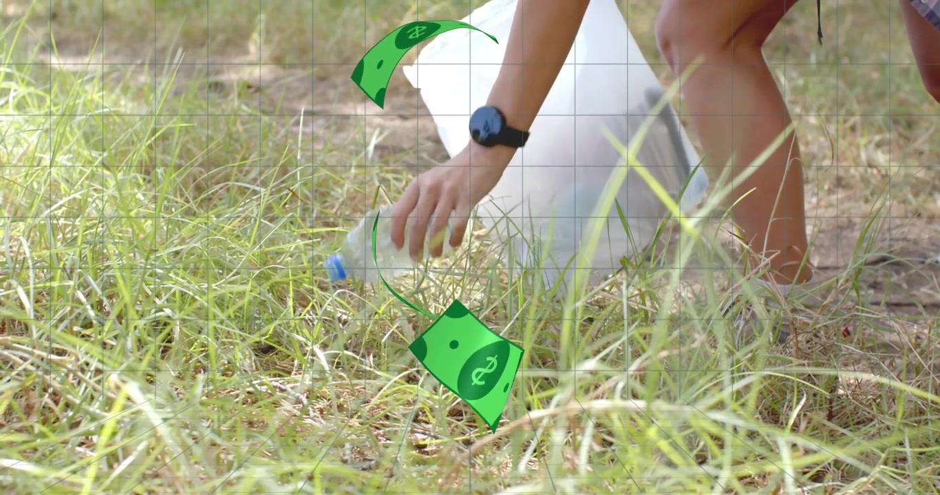 Donna che nota banconote da un dollaro che vorticano intorno a una bottiglia, si china per raccoglierle in una borsa per la pulizia ecologica
