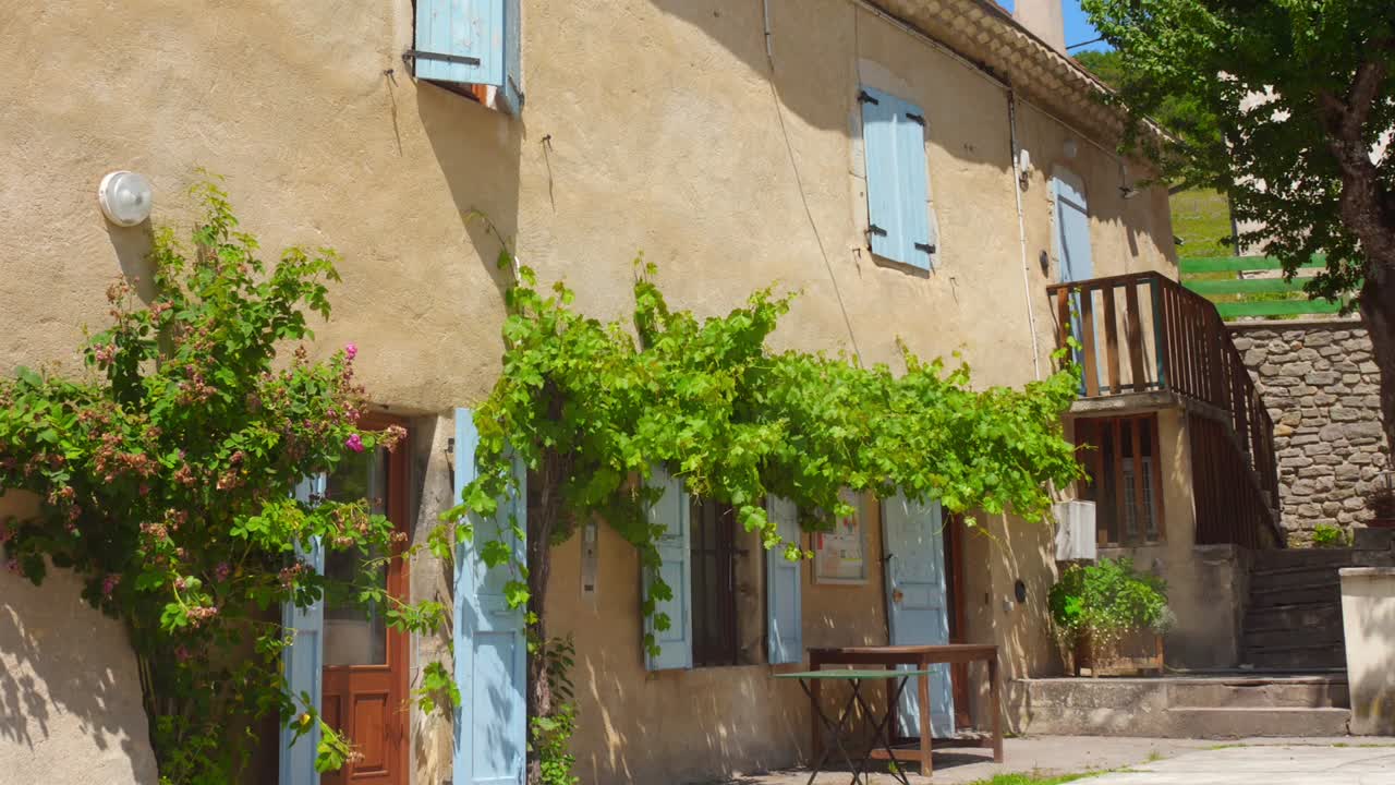 Panoramica di una casa tipica con alberi e arbusti in un pittoresco villaggio in Francia a mezzogiorno