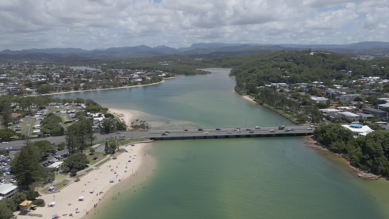 burleigh heads, qld, australia의 tallebudgera creek을 건너는 다리에서 운전하는 차량