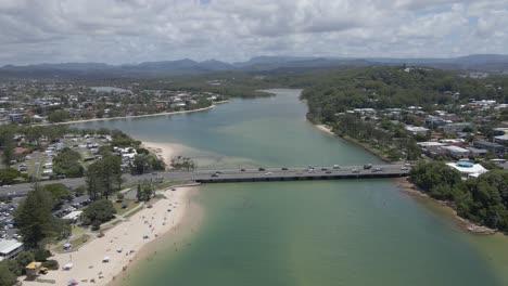 vehículos circulando por el puente que cruza el arroyo tallebudgera en burleigh heads, qld, australia