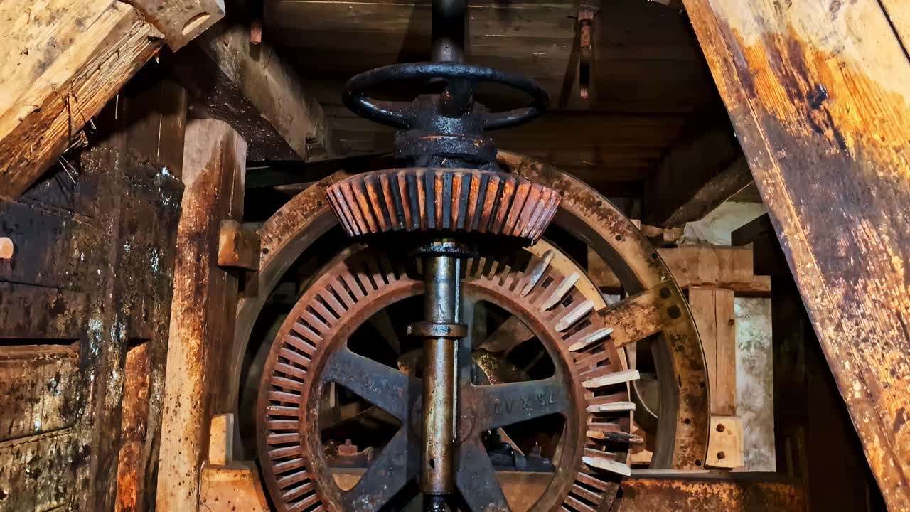 Uvnitř starých lotyšských hodinek, obrovský starožitný mechanismus, rustikální pálené dřevo – nadčasový stroj.