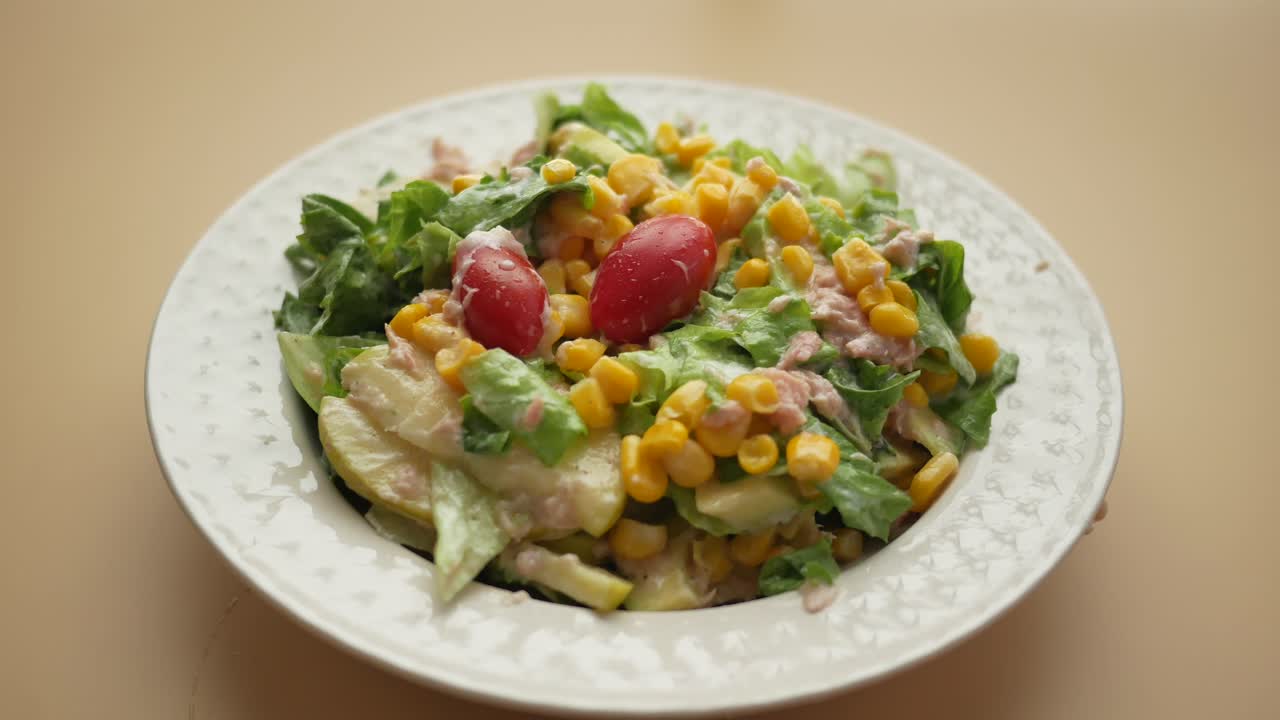 una deliciosa ensalada de atún con maíz, manzana y tomate