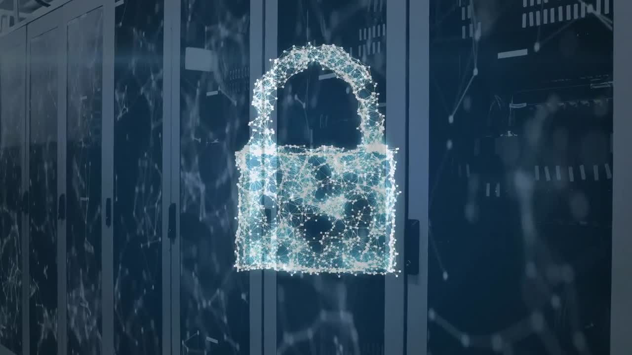 animación de la nube, el candado de seguridad, el icono del escudo y la red de conexiones contra la sala de servidores