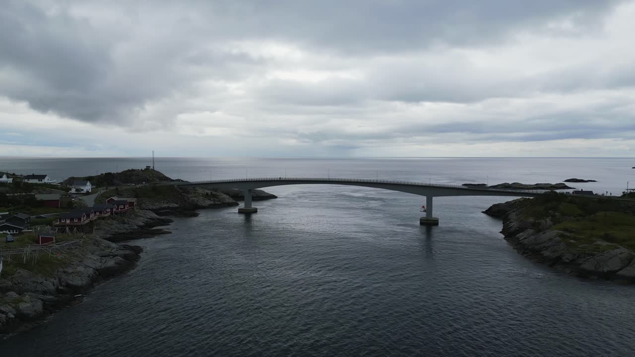 volando sobre el puente en el tradicional pueblo de pescadores hamnoy en lofoten, noruega con vistas al océano abierto y clásicas cabañas de pescadores rorbuer