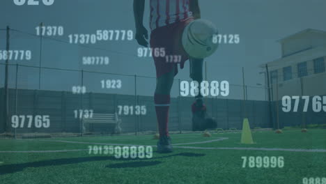 múltiples números cambiantes contra un jugador de fútbol masculino haciendo malabares con la pelota en el campo de hierba