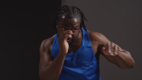 fotografía de estudio de un boxeador masculino entrenando en el gimnasio luchando y sudando calentándose preparándose para la pelea 1