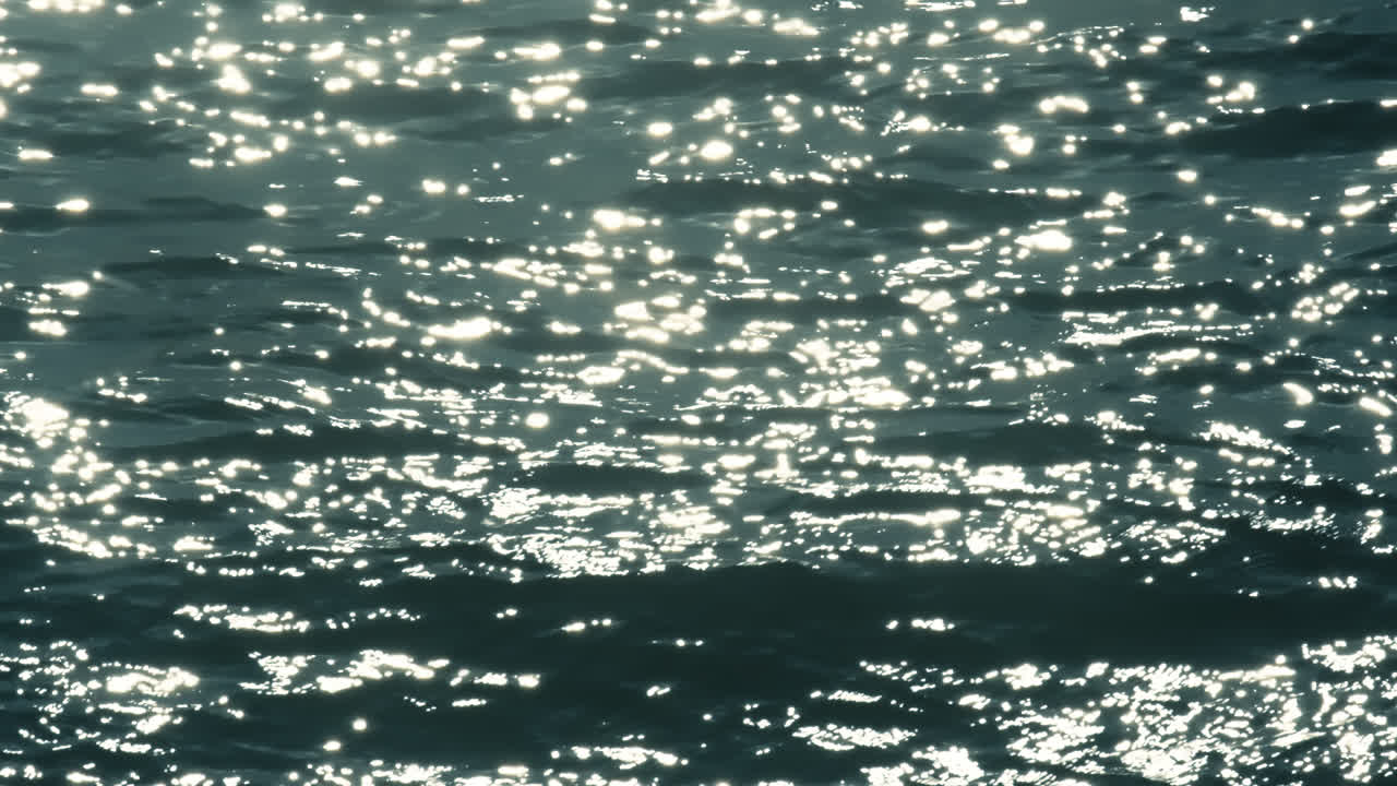 스파크가 있는 푸른 바다 수면의 슬로우 모션