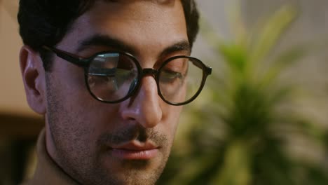 hombre con gafas, primer plano