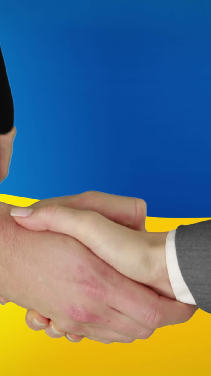 Animazione di uomini d'affari caucasici che si stringono la mano su una bandiera dell'Ucraina