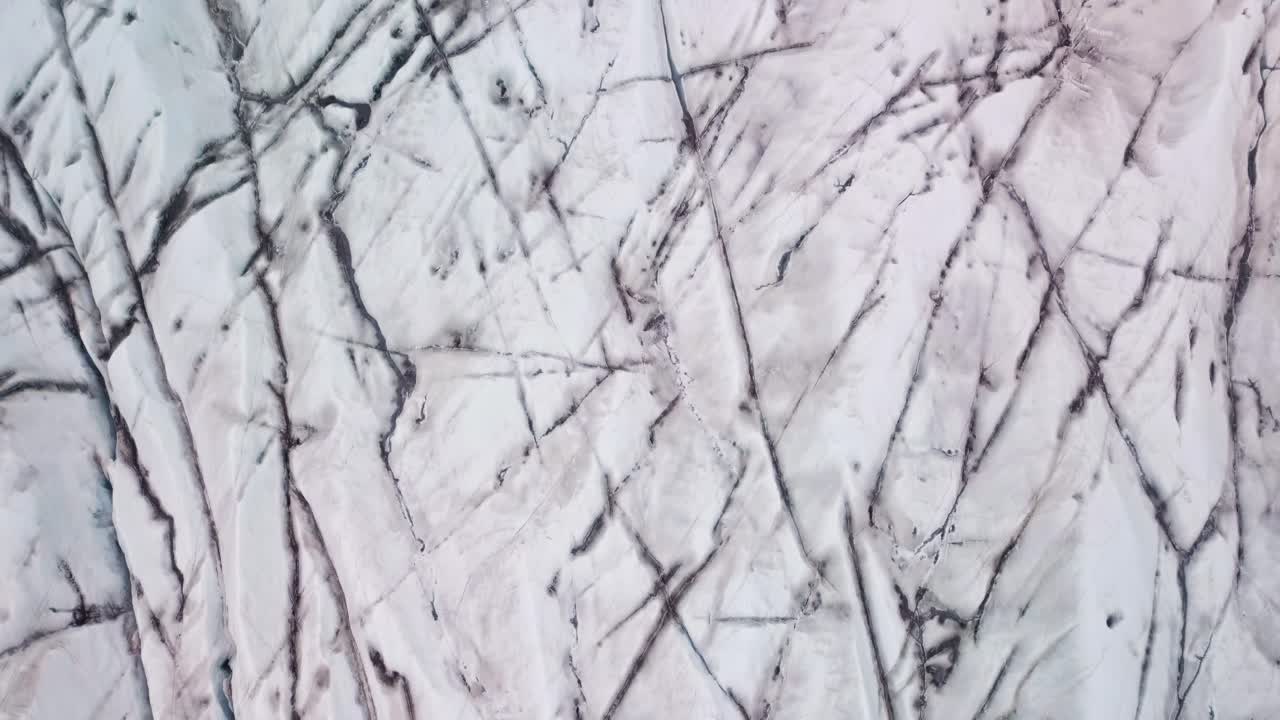 tilt-up aérea del glaciar revelando la montaña y el vasto paisaje en islandia