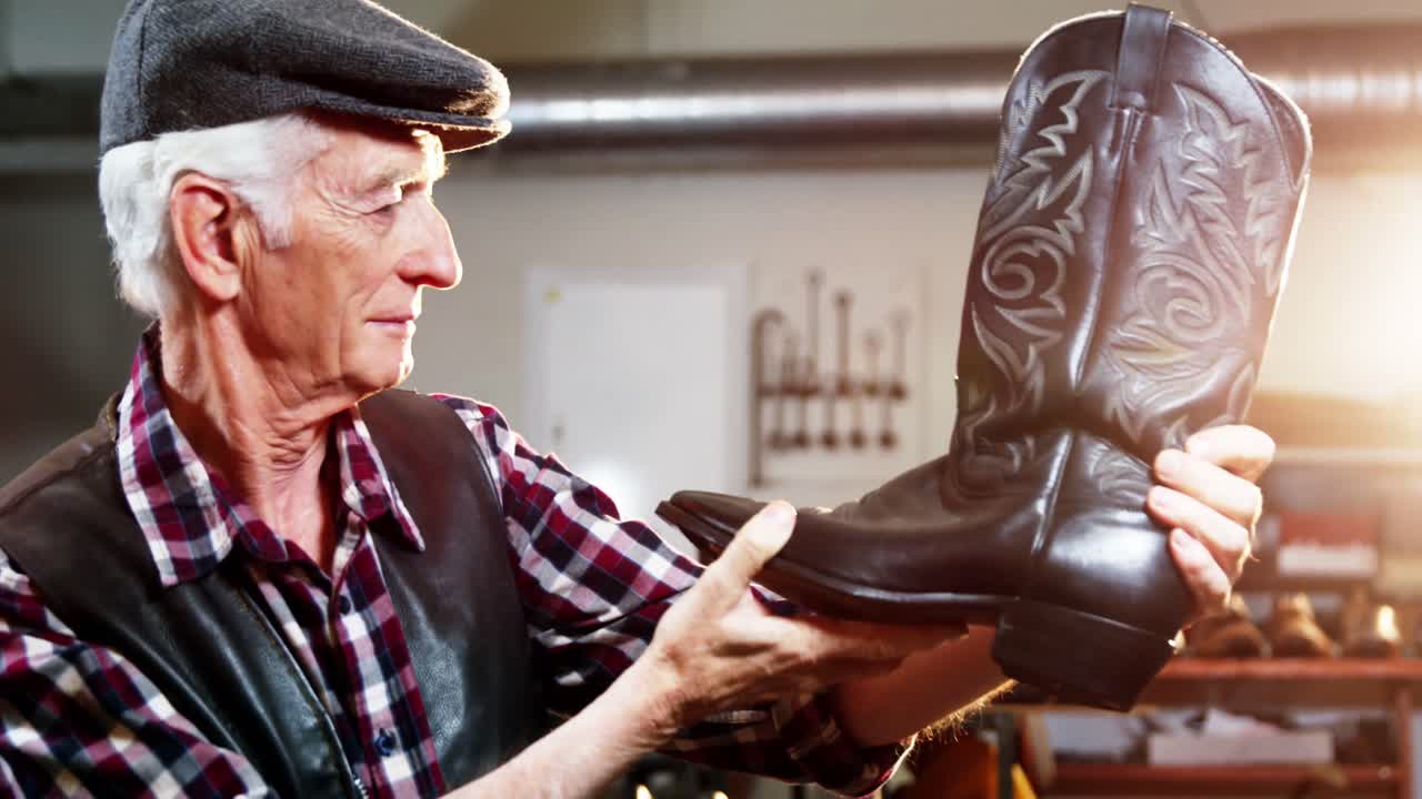 zapatero examinando un zapato