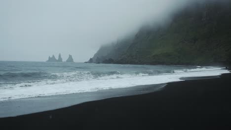 Filmischer-Schwarzer-Sandstrand-In-Vik,-Island