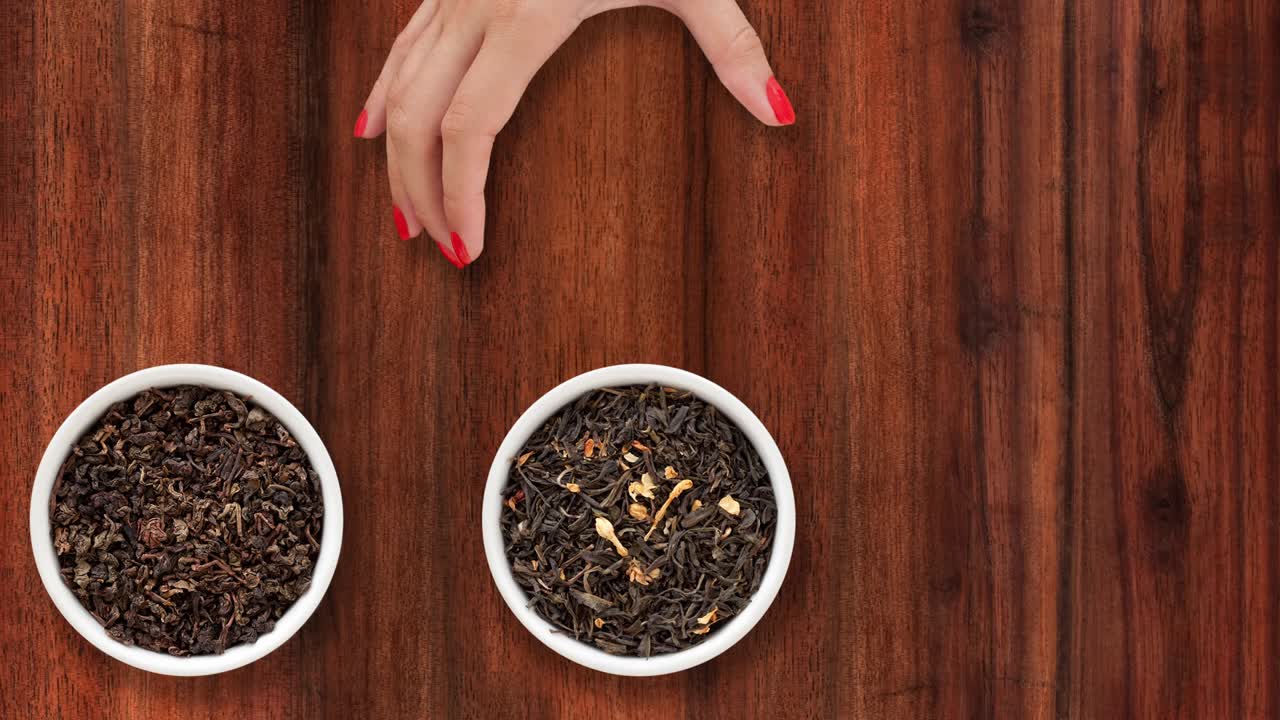 느슨한 차를 제공하는 것