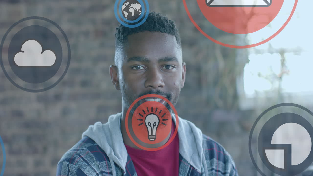 animación de iconos de los medios sobre feliz empresario afroamericano en el cargo