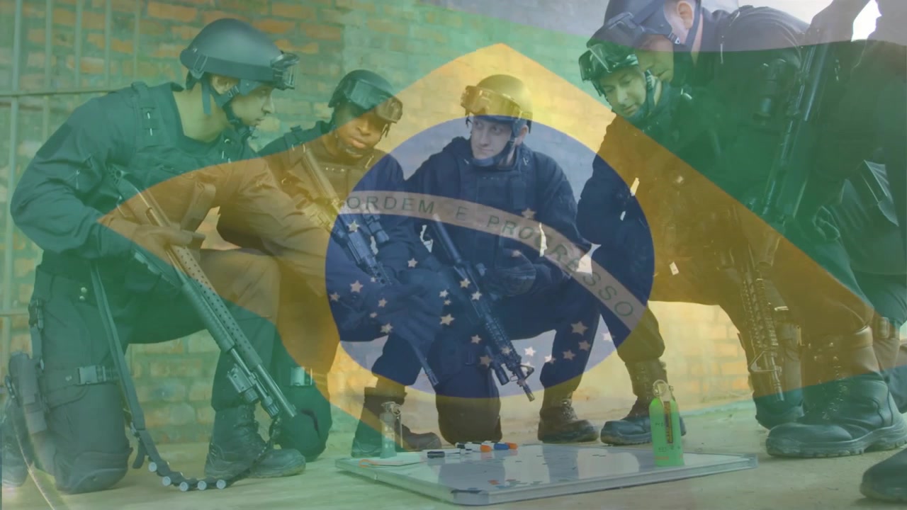Accovacciati intorno a una mappa, ufficiali della sicurezza segnano obiettivi per una missione sotto una sovrapposizione della bandiera brasiliana.