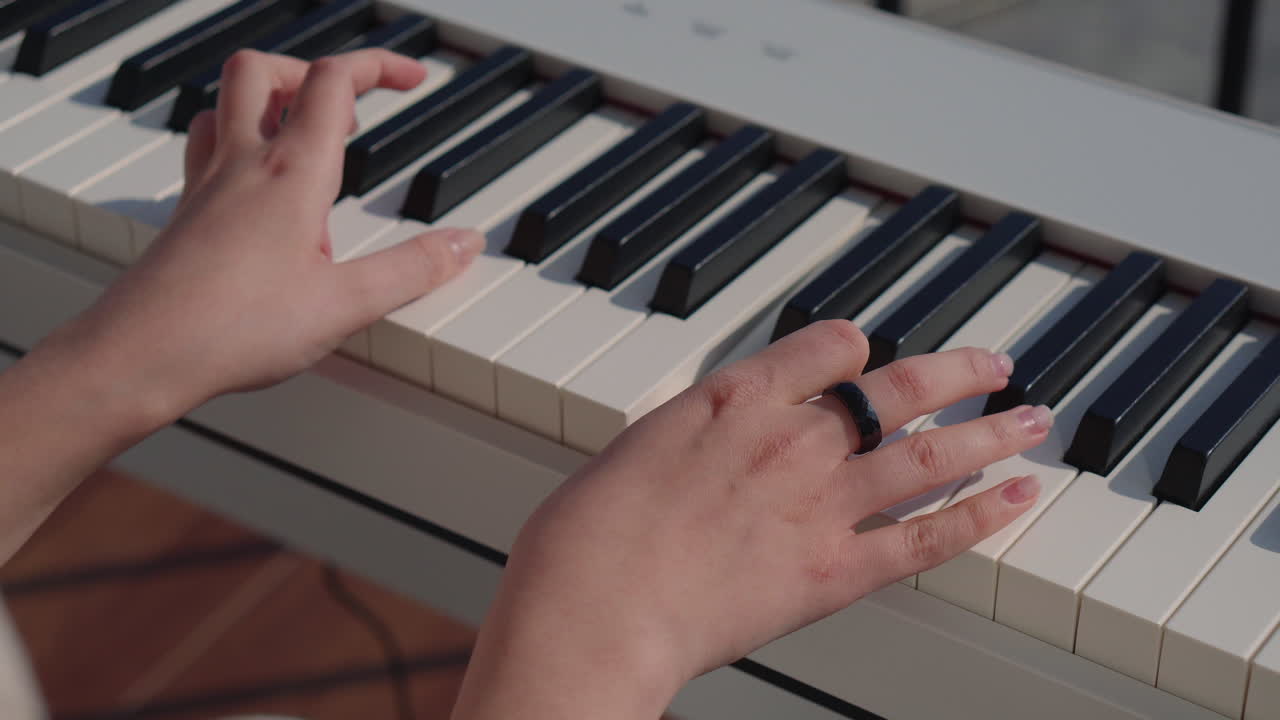 manos tocando las teclas del piano