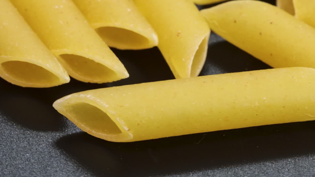 foto macro de penne, macarrones italianos, foto macro en 4k
