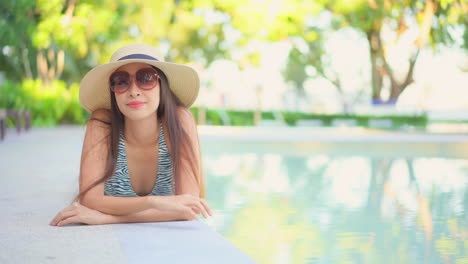 Mujer-Asiática-De-Moda-Junto-A-La-Piscina-Del-Hotel-De-Lujo