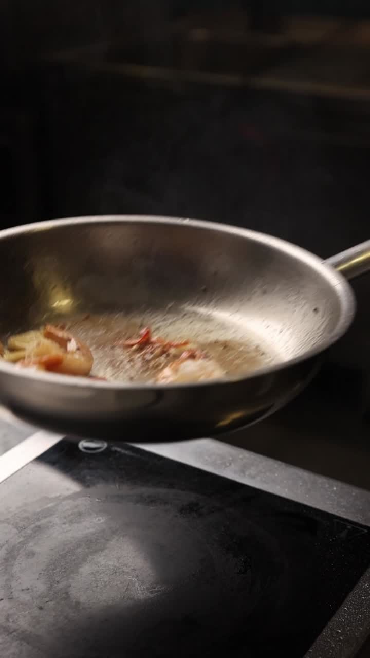Gamberetti e aglio saltati in una padella calda
