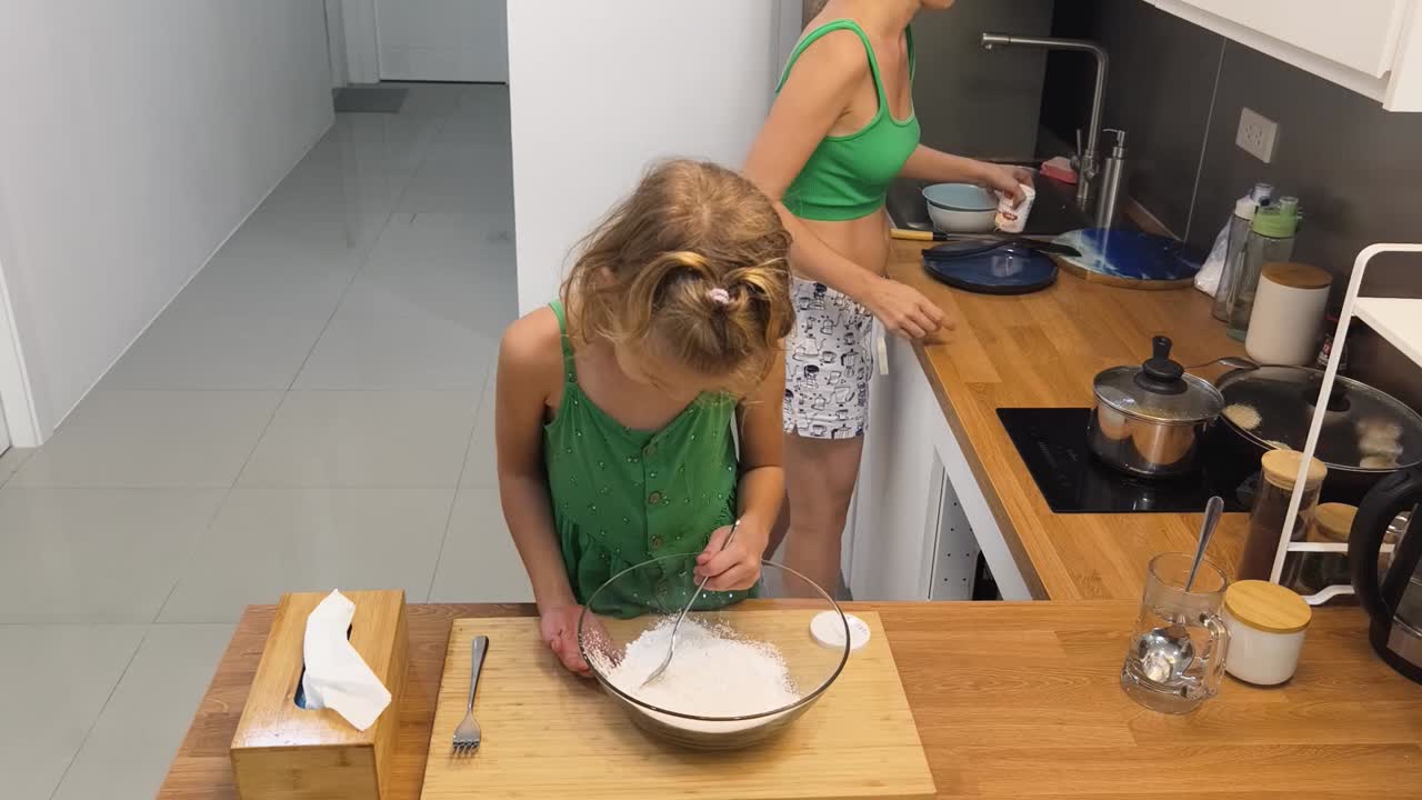 Mutter und Tochter kochen zusammen in der Küche