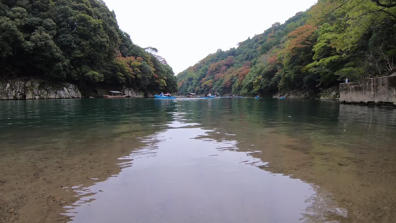 아라시야마 국립공원의 호즈 강의 낮은 앵글 샷
