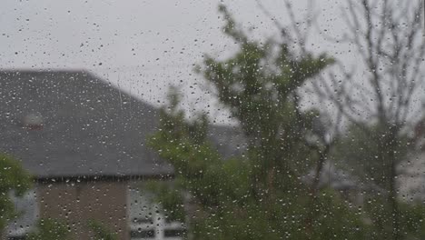 Nahaufnahme-Eines-Fensters,-Während-Es-Regnet