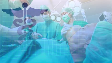 animación del símbolo de la medicina sobre un grupo de diversos cirujanos que operan en la sala de cirugía