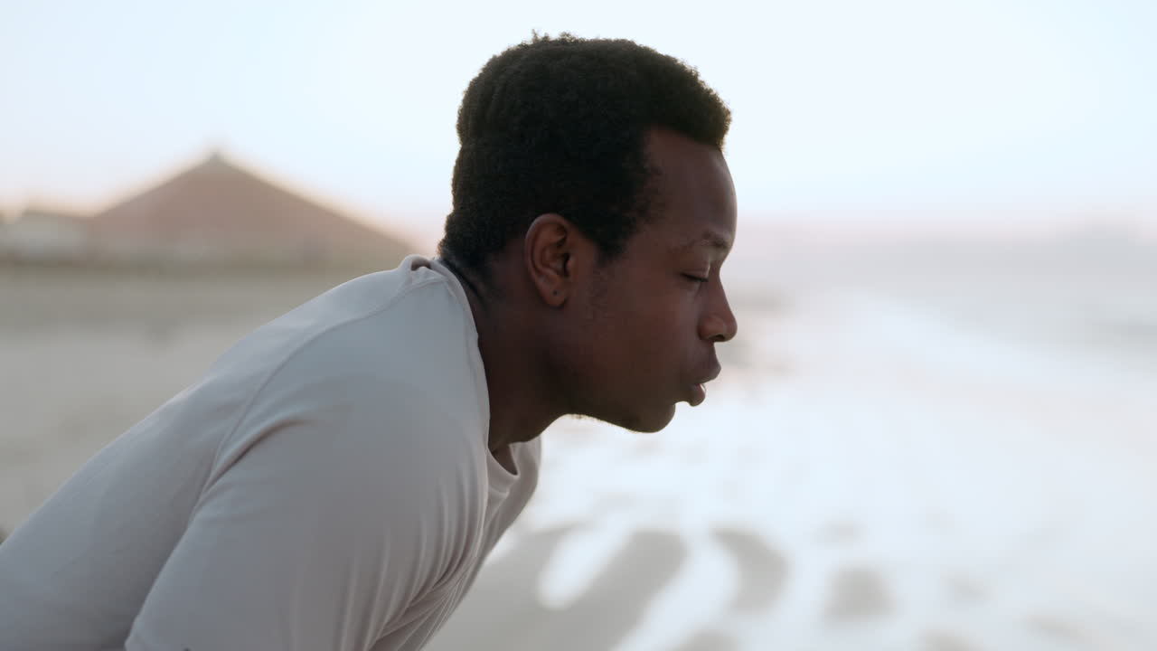 corredor cansado, hombre y respiración en la playa