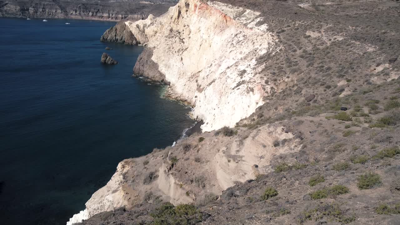mujer en la costa mira el mar y la playa